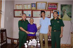 Bộ CHQS tỉnh Bắc Kạn thăm, tặng quà Mẹ Việt Nam anh hùng